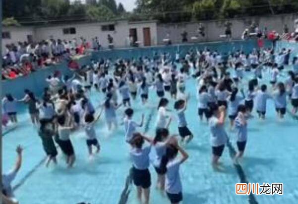 引起了广泛关注和争议 浙江一学校的军训是集体摸鱼