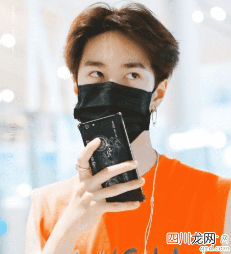 黑色口罩和蓝色口罩哪个好 黑色一次性口罩绳子在里面还是在外面