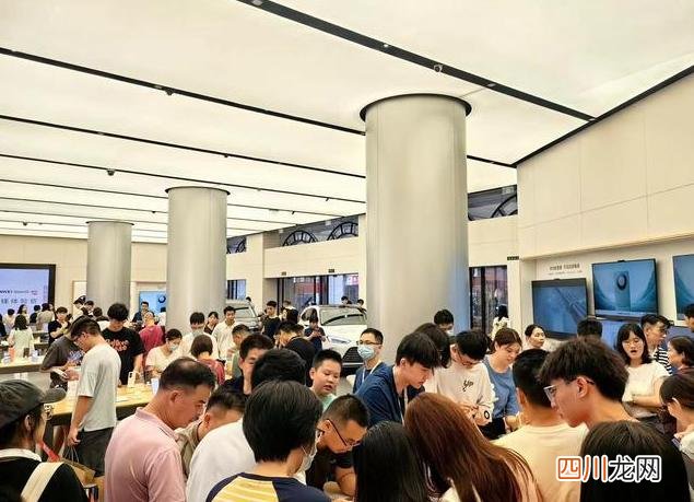 线下门店排长队，超越苹果指日可待 全国多地华为门店抢购MATE60