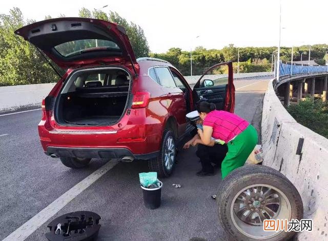 高速上车爆胎了，停下来换胎算违章吗 高速换轮胎算违法吗