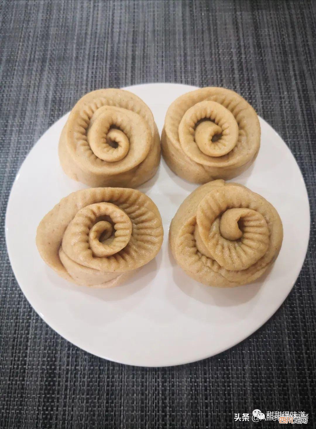 香浓入味鲜嫩不发柴，出锅两人抢着吃 盐焗鸡的制作方法
