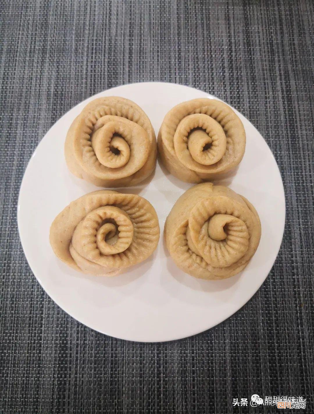 香浓入味鲜嫩不发柴，出锅两人抢着吃 盐焗鸡的制作方法