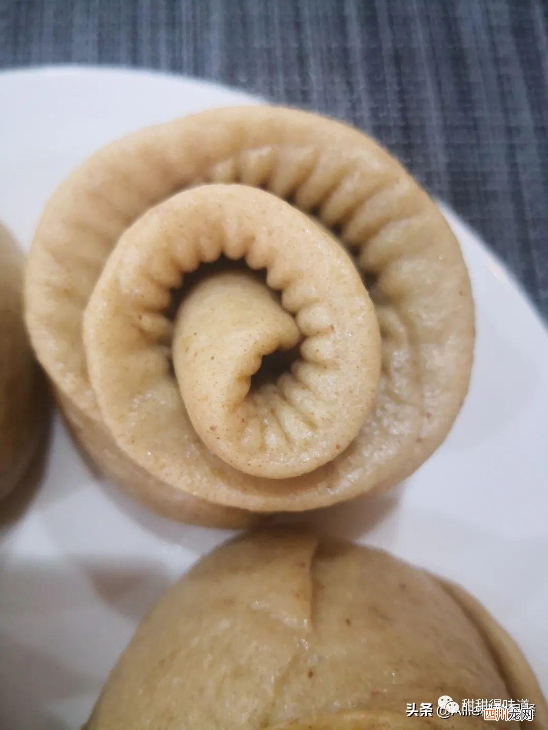 香浓入味鲜嫩不发柴，出锅两人抢着吃 盐焗鸡的制作方法