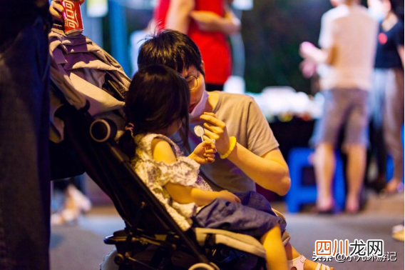 带家人逛吃成都玉林zui“FUN”夜市 广西小九生活记